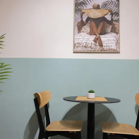 Three Doors Apartments, Strawberry Appartement *