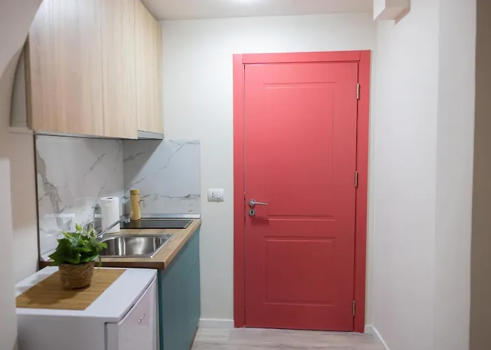 Three Doors Apartments, Strawberry Apartament