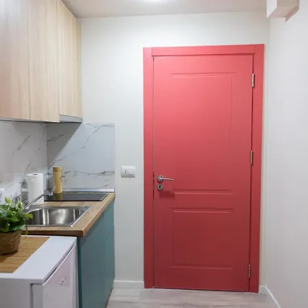 Three Doors Apartments, Strawberry Apartment