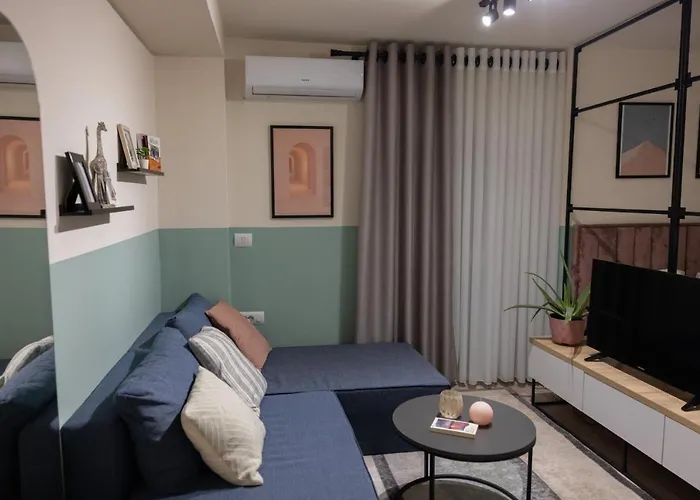 Three Doors Apartments, Strawberry Apartment *